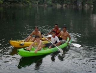 Remando en kayak.